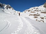 08 Iin vista il passo, saliremo sulla cima a sx, 2.230 m 